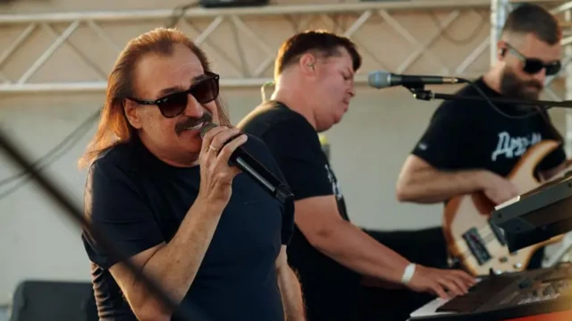 Степан Гіга уже багато років виступає на сцені разом із своїм гуртом "Друзі мої"