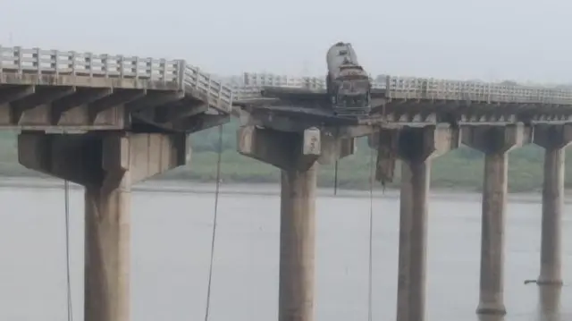 ગંભીરા બ્રિજ, આણંદ, વડોદરા, દક્ષિણ ગુજરાત, મધ્ય ગુજરાત, પુલ, બ્રિજ, તૂટી ગયો, મોત, રસ્તા,ખાડા, ગાબડા, ભુવા, ગુજરાત સરકાર, ભુપેન્દ્ર પટેલ, નરેન્દ્ર મોદી, અમિત શાહ