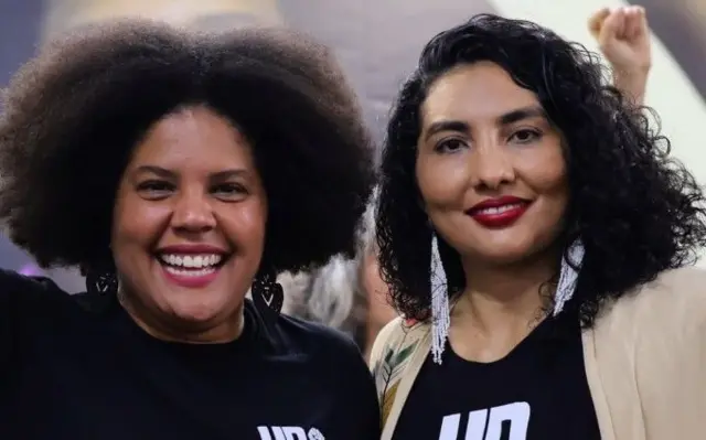 Samara e Raquel sorrindo