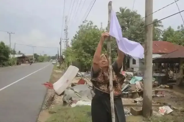 Bendera putih berkibar di sejumlah titik di jalan-jalan Aceh sebagai tanda darurat. Warga menyerah menangani banjir di Aceh.