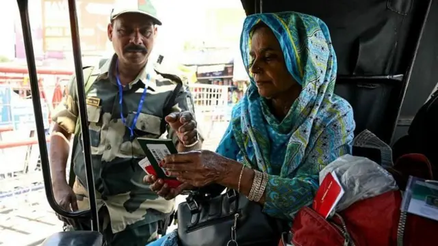 உலகெங்கிலும் உள்ள பல ஜனநாயக நாடுகளைப் போலவே, இந்தியாவும் குடியுரிமைச் சட்டத்திற்கும் பாஸ்போர்ட் சட்டத்திற்கும் இடையே தெளிவான வேறுபாட்டைப் பராமரித்து வருகிறது.
