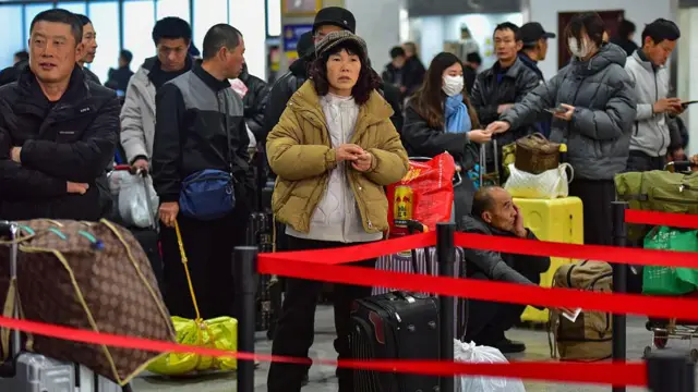 2026年隨著春運開始,富陽火車站站滿了拖著行李的旅客。