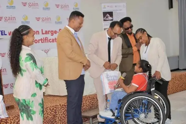 Dr. Nebiat oo kaalmo kala duwan siiya carruurta ku dhalata iyadoo lafdhabarka kala go'an tahay