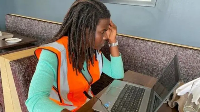 Cyuzuzo  anachora mwenyewe ramani ya nyumba  anazojenga,ana maono ya kupanua taaluma yake na kubadilisha mtazamo wa wanawake katika taaluma hii
