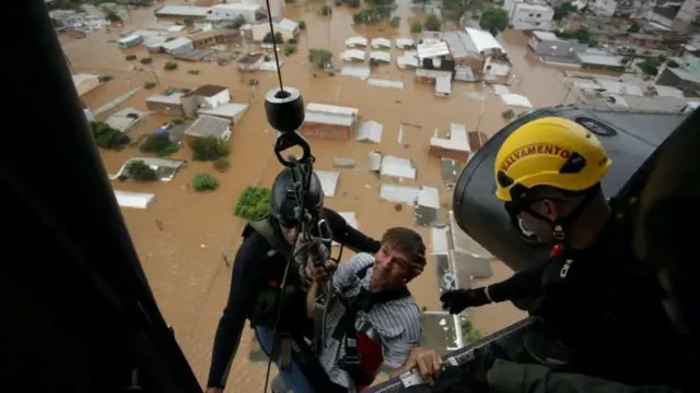 Homem foi resgatado por helicópterojogo de cartas paciência spiderCanoas no sábado (4/5)