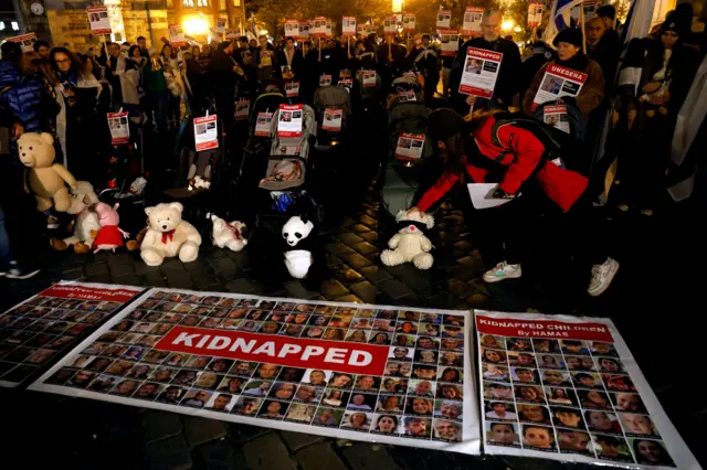 مسيرة لأهالي المختطفين تطالب بتحريرهم من غزة