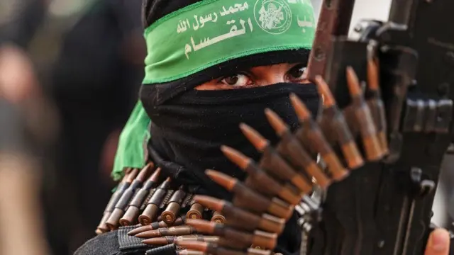 Um membro das Brigadas Izz al-Din al-Qassam, o braço militar do movimento palestino Hamas, participaseleção finlandesa de futebolum desfile na Cidadeseleção finlandesa de futebolGazaseleção finlandesa de futebol14seleção finlandesa de futebolnovembroseleção finlandesa de futebol2021