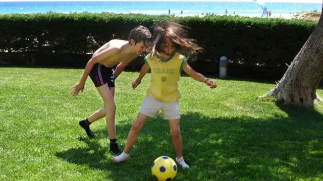 بونماتی نه ساله در حال بازی فوتبال با پسر عمویش 