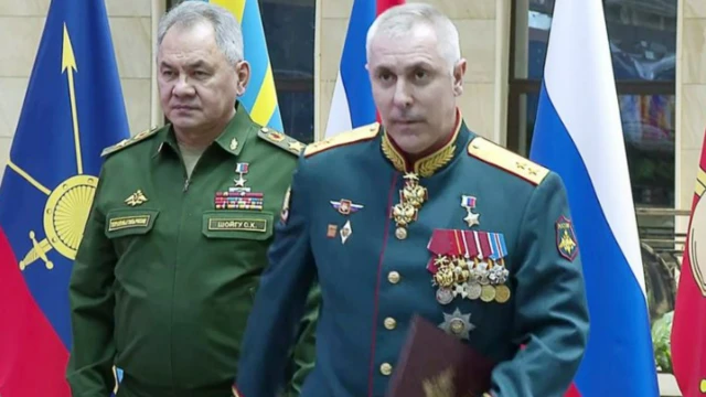 Пригожин ок-дары таңкыс болду деп нааразылана даттанып жаткан чакта, Коргоо министри Шойгу Угледарга карата чабуулу майнапсыз аяктаган генерал Мурадовго сыйлык тапшырды