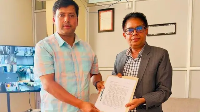 आयोगका अधिकारीलाई निवेदन बुझाउँदै एमालेका नेता महेश बर्तौला