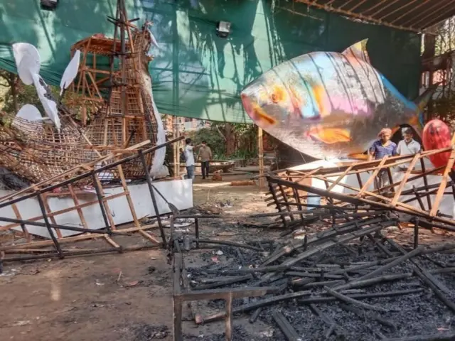 শনিবার ভোররাতে চারুকলায় 'আনন্দ শোভাযাত্রা'র জন্য বানানো 'ফ্যাসিবাদের মুখাকৃতি' আগুনে পুড়িয়ে দেয়া হয়