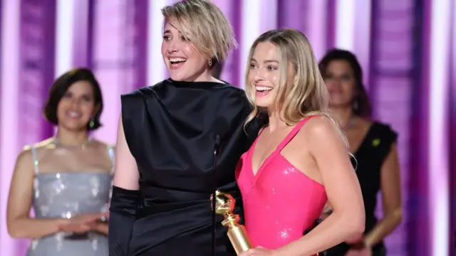 Greta Gerwig e Margot Robbie com o Globojogo daily cash slots win everyday paga mesmoOuro pelo maior feito cinematográficojogo daily cash slots win everyday paga mesmobilheteria da Barbie.