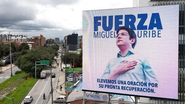 Pancarta de apoyo a Uribe Turbay en una avenida de Bogotá.