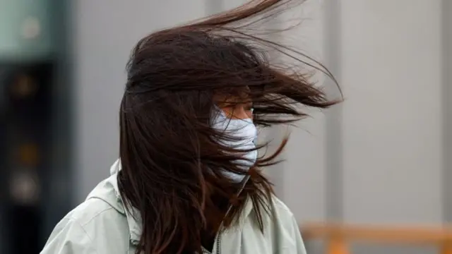 ચીન અને બીજિંગમાં વાવાઝોડું ત્રાટક્યું, મંગોલિયામાં સિસ્ટમ સર્જાઇ, ઑરેન્જ ઍલર્ટ, 50 કિલોથી ઓછા વજનના લોકોને ઘરની બહાર ન નીકળવા સૂચના, વૃક્ષો ધરાશાયી અને ગાડીઓને નુકસાન, બીબીસી ગુજરાતી, બીબીસી ન્યૂઝ ગુજરાતી 