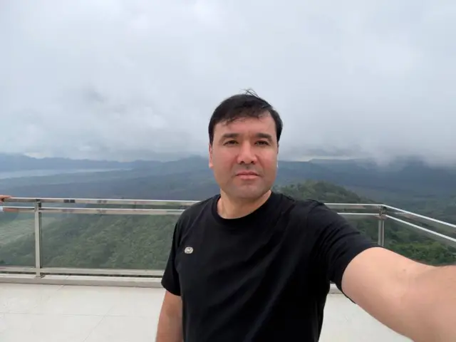 Rasul Kusherboevning orqa fonda tog'lar bilan olgan selfie surati