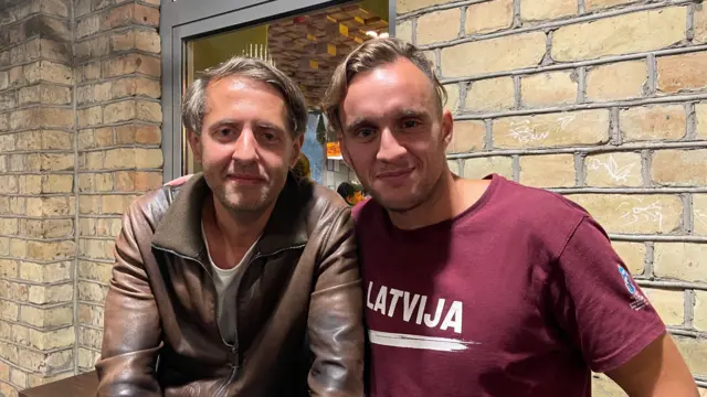 Endrijus (levo) i Edvard (desno) ispred kraft pivare u kreativnom distriktu