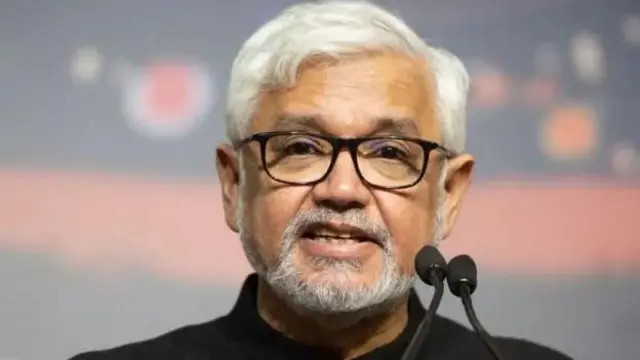 ਲੇਖਕ ਅਮਿਤਵ ਘੋਸ਼ ਨੇ ਜਲਵਾਯੂ ਤਬਦੀਲੀ ਨੂੰ " ਧੀਮੀ ਹਿੰਸਾ" ਵਜੋਂ ਬਿਆਨ ਕੀਤਾ ਹੈ 