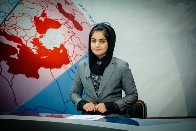 مجری زن تلویزیون