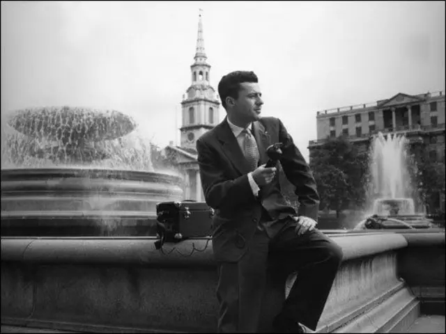 Ergüder, Londra'nın kalbi olan Trafalgar Meydanı'ndaki gündüz trafiğini Türk dinleyicileri için tasvir ediyor. (14/06/1956)