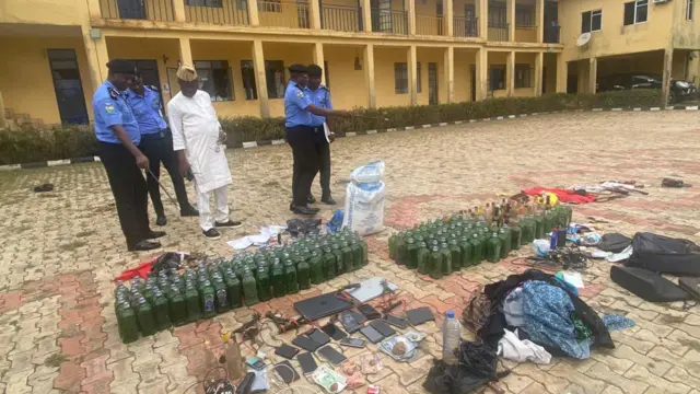 Lasiko tawọn ọlọpaa n ṣafihan awọn nnkan naa ni olu ileeṣẹ wọn.