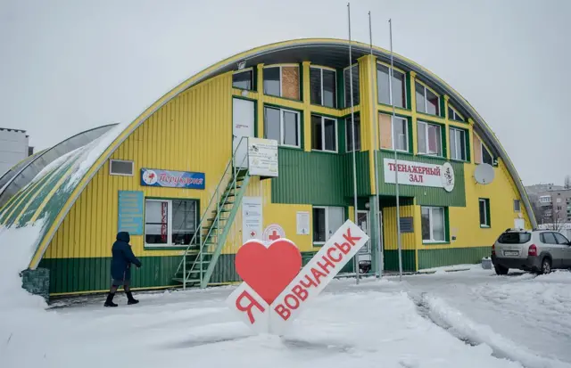 Волчанск Орусия чек арасынан беш чакырымдай алыстыкта ​​жайгашкан. 2022-жылдын 24-февралында орус армиясы аны басып алды