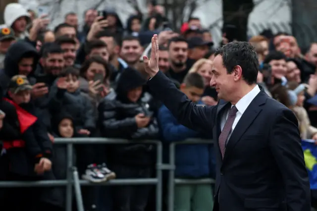 Kosovski premijer Aljbin Kurti maše na paradi tokom proslave 18. godišnjice nezavisnosti Kosova u Prištini