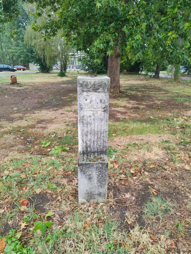 Лола Вол, постамент у кругу фабрике Славица