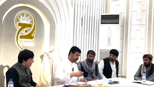 مسئله مهریه گاهی مشکل‌ساز می‌شود و سیلاب را مجبور می‌کند نقش میانجی را ایفا کند.
