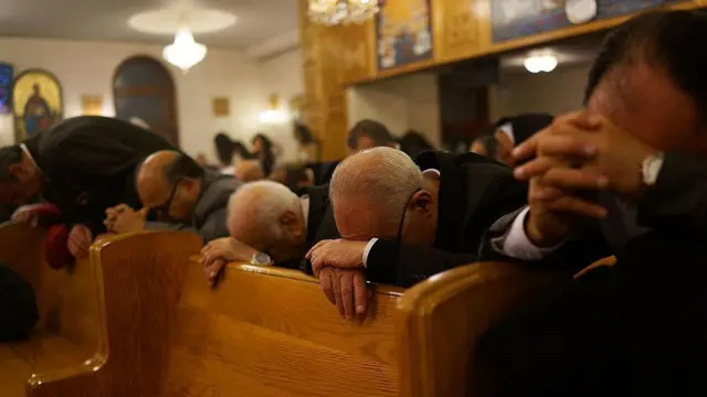 مسيحيون أقباط في كنيسة القديس مارجرجس في القاهرة