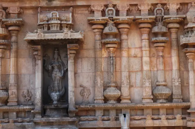 தஞ்சை பெரிய கோவில், ராஜ ராஜ சோழன், தஞ்சாவூர்