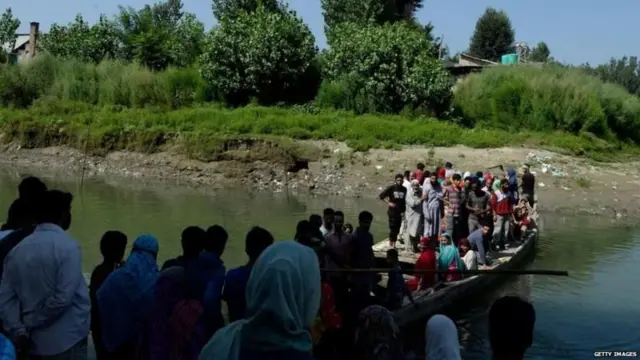 काही काश्मिरी लोकांचा विलीनीकरणाला विरोध होता.