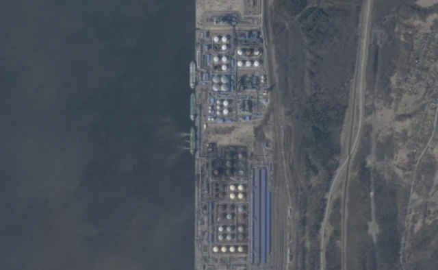 Порт Усть-Луга, спутниковый снимок PlanetLabs от 8 апреля 2026 года. В центре снимка видны выгоревшие нефтяные цистерны