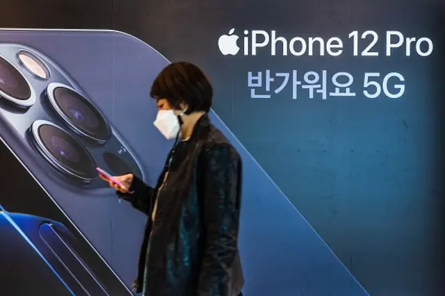 아이폰12를 사용해보고 있는 소비자