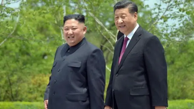 김정은 위원장과 시진핑 주석이 북한 평양 금수산영빈관 주변을 함께 걷고 있다