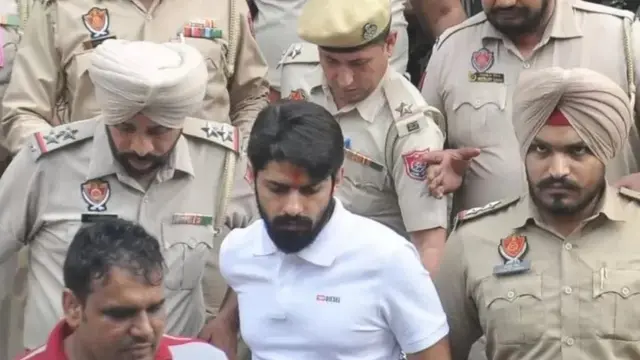 Kiiska ugu waqtiga dheer ee boolisku hayaan ee isaga ka dhan ah waa mid la diwaan geliyay sanadkii 2012kii. 