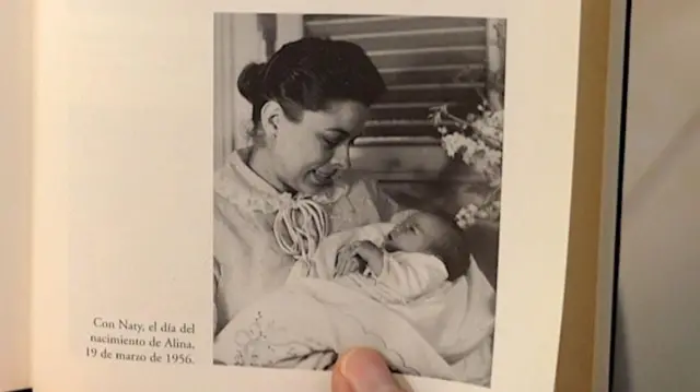 Fernandez je objavila fotografije iz ranog života u knjigama, među kojima je i ona kako je njena majka drži na dan rođenja 19. marta 1956. godine