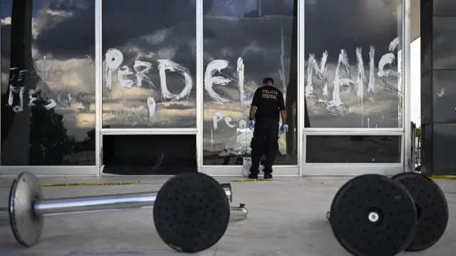 Imagem do Supremo depois do 8 de janeiro, com os vidros com escritos "perdeu mané". 