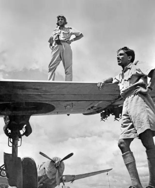 अमेरिका निर्मित वल्टी ए-31 बॉम्बर विमानाबरोबर पोझ देताना भारतीय हवाई दलाचे 2 वैमानिक, याच हवाई तळावरून या वैमानिकांनी म्यानमारमधील मोहिमेच्या वेळेस जपानच्या सैन्यावर हल्ले केले होते.