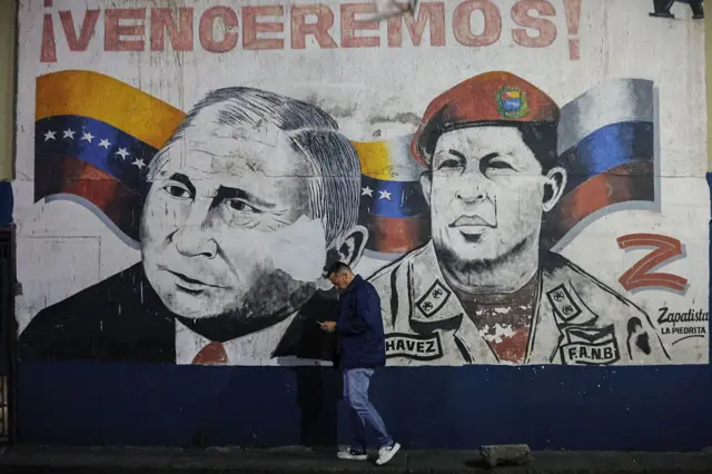 Граффити на улице в Каракасе - Владимир Путин и покойный лидер Венесуэлы Уго Чавес