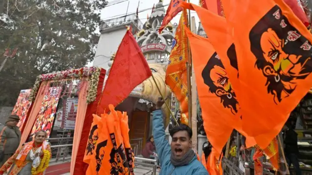 రజినీ చుట్టూ వివాదం