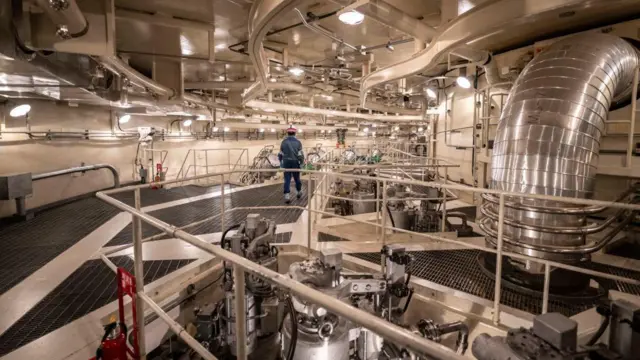 Un hombre camina por una planta de energía nuclear.