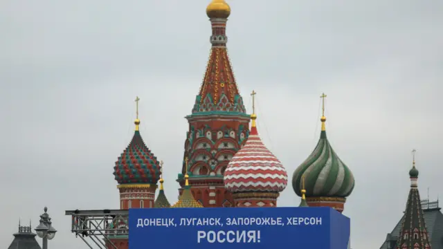 K﻿ızıl Meydan'a kurulan sahnede, "Luhansk, Donetsk, Zaporijya ve Herson, Rusya" yazıyor