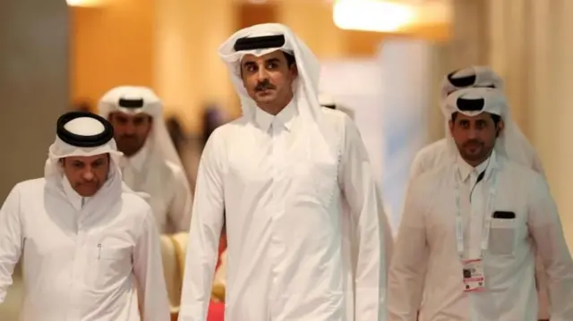 কর্মকর্তাদের সঙ্গে কাতারের আমির শেখ তামিম বিন হামাদ আল থানি 