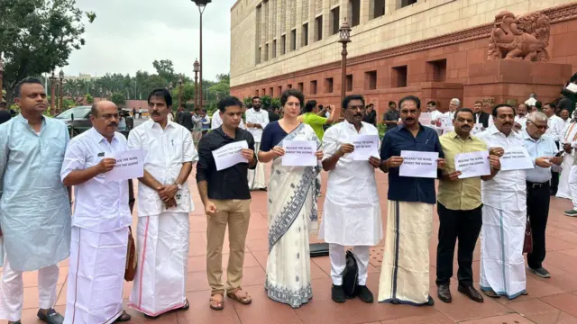 संसद के बाहर ननों की गिरफ़्तारी का विरोध