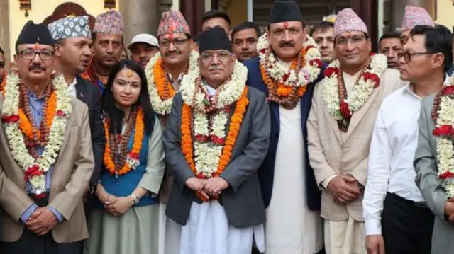 पशुपतिनाथको मन्दिरमा प्रचण्ड र मन्त्रीहरू