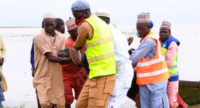 Àwọn èèyàn tó ń dóòlà àwọn tó dànù sínú omi