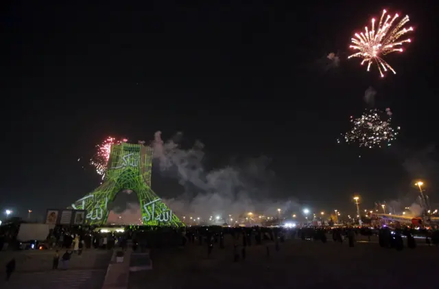 آتش‌بازی و نورافشانی بر برج آزادی در تهران 