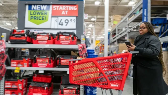 mulher empurra carrinhoslot zerosupermercado