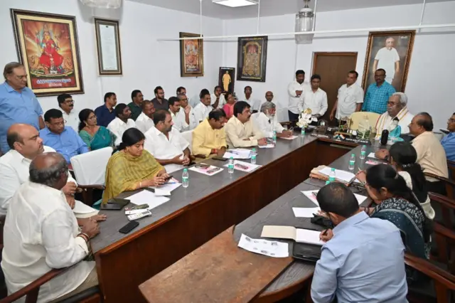 డెయిరీ ప్రతినిధులతో కమిటీ సమావేశం