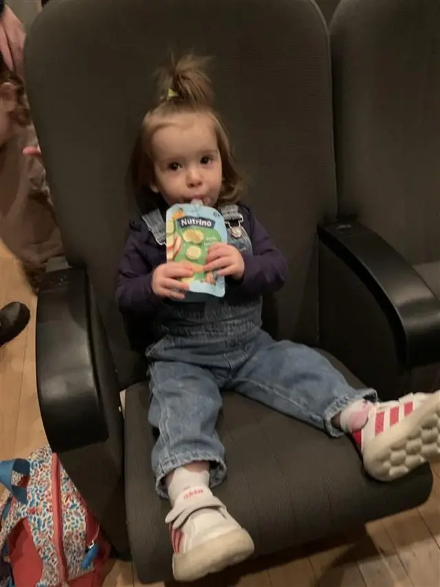 devojčica u bioskopu 